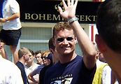 Clouthard zdraví motoristické příznivce při své návštěvě v roce 2000.