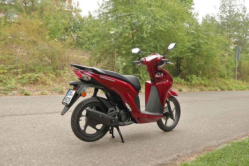 Začínáte v jedné stopě a máte omezený rozpočet? Honda Vision je skvělé řešení.