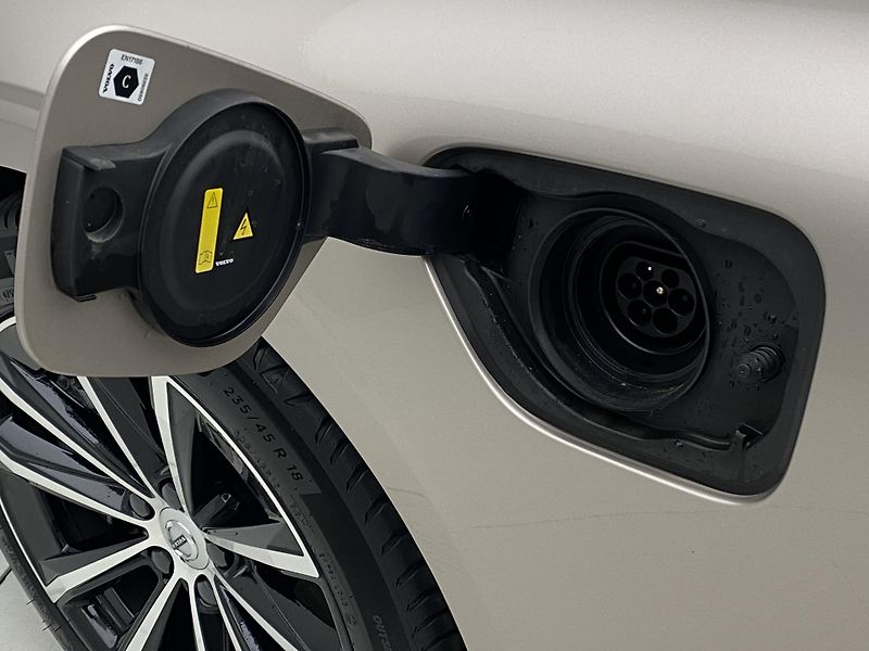 Volvo V60 T6 AWD PLUG-IN DARK REZERVACE - fotka 34 z 58