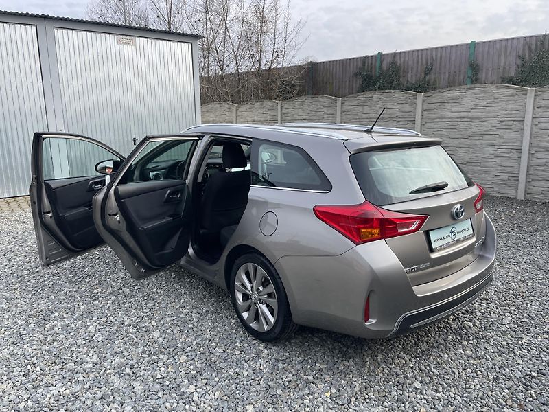 Toyota Auris 1.8i 16v HYBRID AUT NAVI CAM!! - fotka 103 z 166
