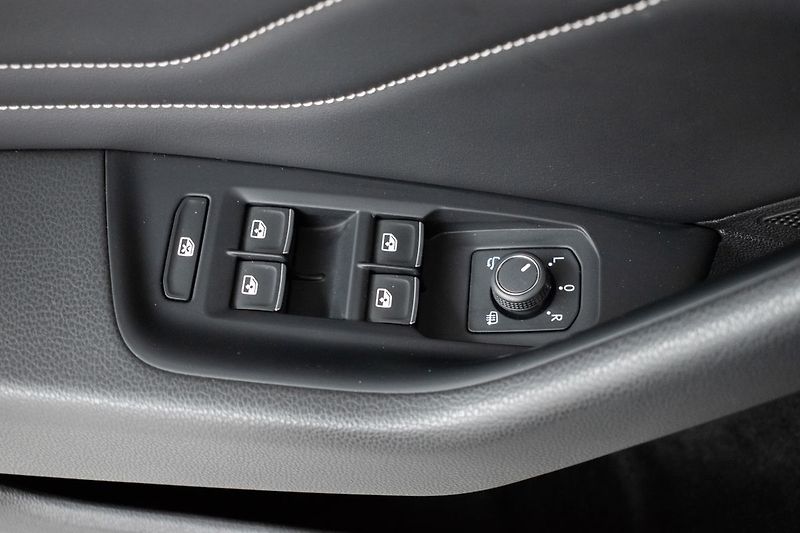 Volkswagen Passat 2.0TDI 147 R-LINE*TAŽNÉ*DPH*ČR - fotka 22 z 45