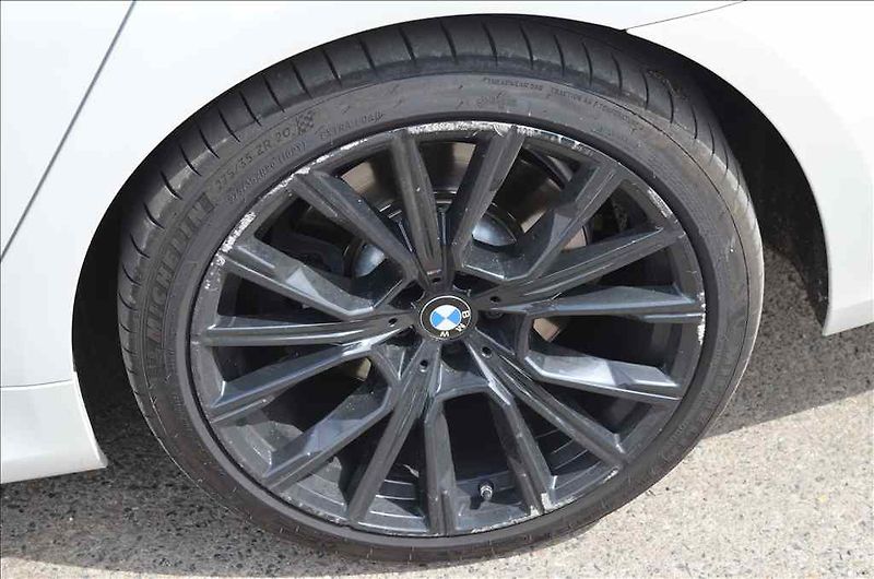 BMW Řada 7 (2019) L 740 I 3,0 - fotka 9 z 30