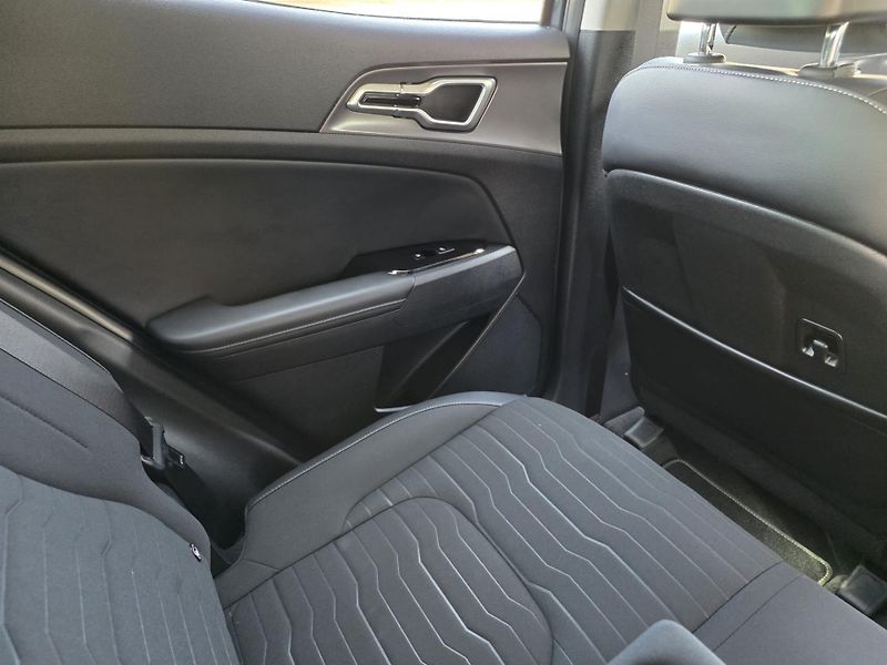 Kia Sportage 1.6-HEV-V ZÁRUCE-NÍZKÉ KM - fotka 37 z 44