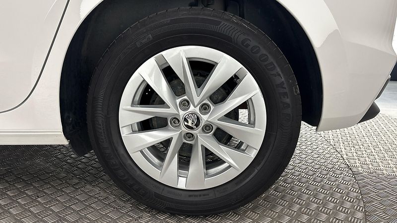 Škoda Fabia 1.0 TSI Style - fotka 19 z 23