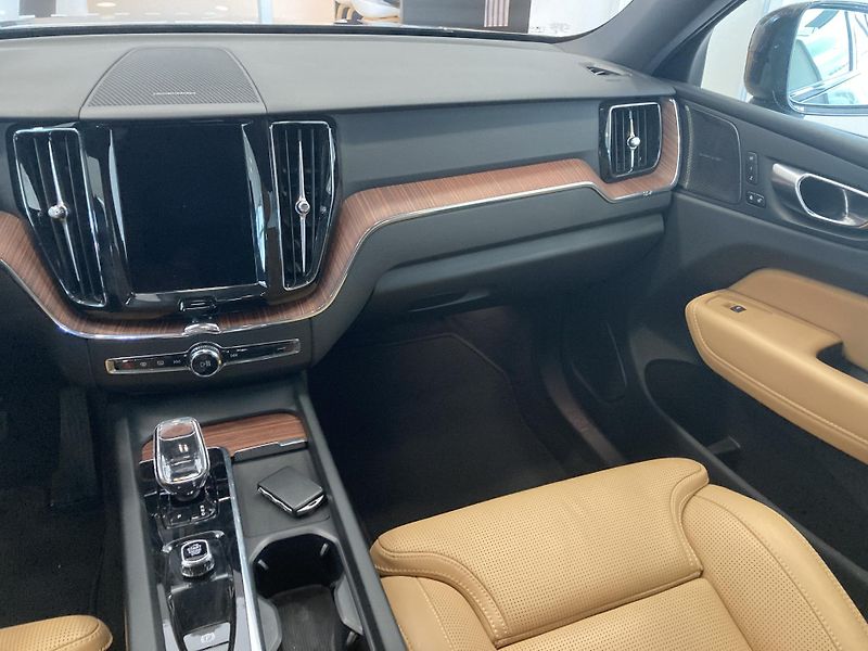 Volvo XC60 T6 eAWD Recharge Plus Dark AT8 - fotka 15 z 30