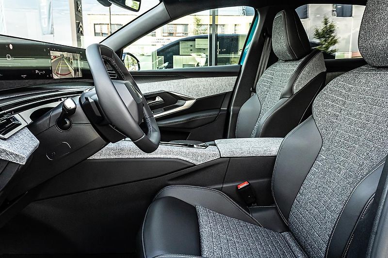 Peugeot 3008 (2026) 1,2 Hybrid 145 e-DCS6  BUSINES - fotka 7 z 10