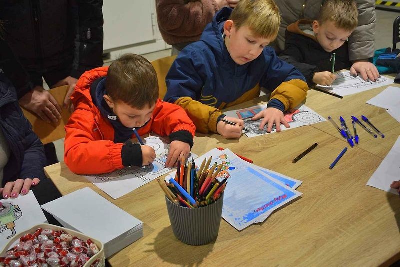 Světla, koledy a obří stroje. Rozsvícení vánočního kombajnu zahájilo advent v Jičíně