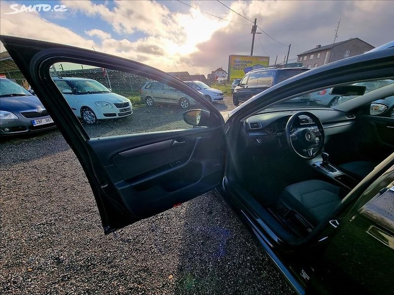 Volkswagen Passat (2012) 1,6 TDi 77KW - fotka 9 z 23