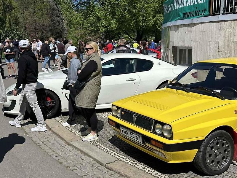 Kolonádu ovládla italská auta, na náměstí se dala ochutnat jihoevropská jídla.