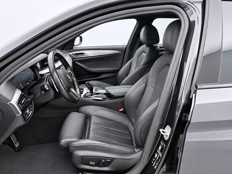 BMW Řada 5 3,0 540i 245kW xDrive DPH - fotka 11 z 29