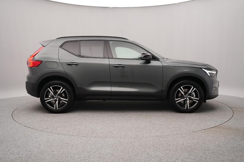 Volvo XC40 (2026) B3 AUT DARK PLUS - fotka 13 z 23