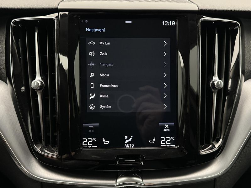 Volvo XC60 B4 AWD MOMENTUM PRO AUT CZ - fotka 33 z 37