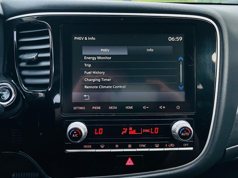 Mitsubishi Outlander 2.4i+HYBRID 4x4 SERVISKA TAŽNÉ - fotka 50 z 53