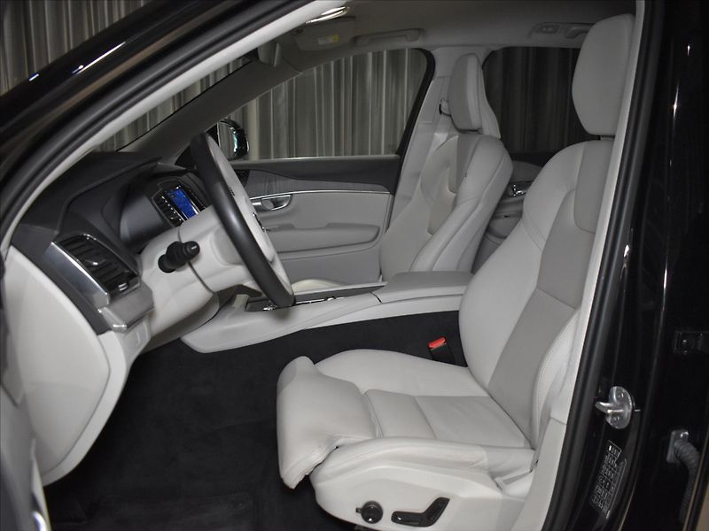 Volvo XC90 2,0 B5 AWD PLUS - fotka 8 z 26