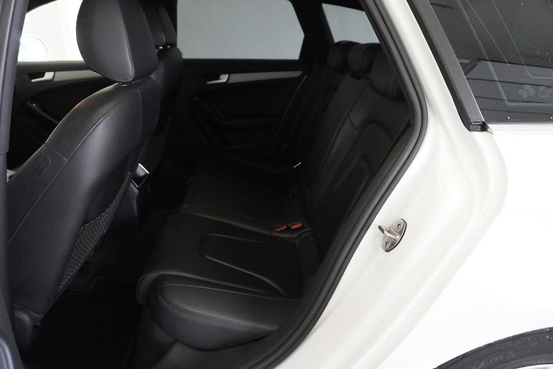 Audi A4 2,0 TDI S-LINE - fotka 24 z 30
