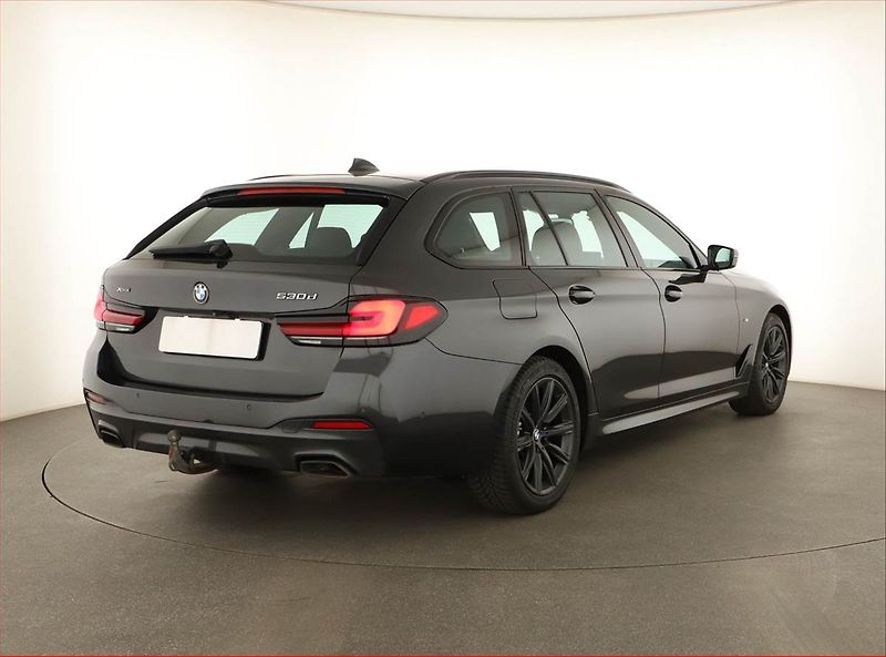 BMW Řada 5 (2020) M Sport 530d xDrive - fotka 5 z 19