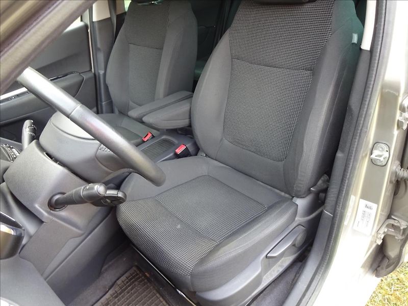 Peugeot 5008 1.6THP 115 kW - fotka 17 z 44