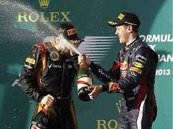 Fin Kimi Räikkönen z Lotusu protíná pomyslnou cílovou pásku.