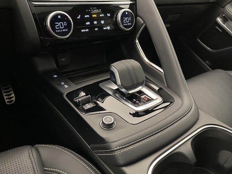Jaguar E-Pace P250 R-DYNAMIC SE  REZERVACE - fotka 25 z 44