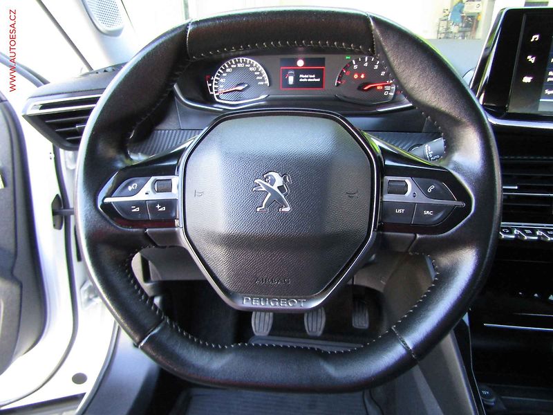 Peugeot 2008 (2021) 1.2 PT, ČR, LED - fotka 17 z 18