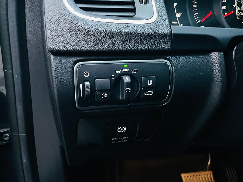 Volvo V60 2.0D3 5V AUT VÝHŘEV SERVISKA - fotka 43 z 47