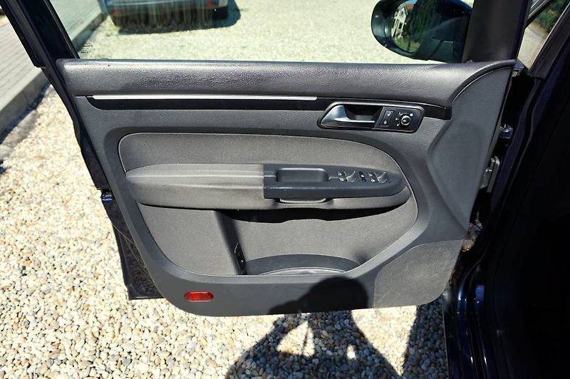 Volkswagen Touran (2011) 2,0 TDI 103 kW - fotka 24 z 48