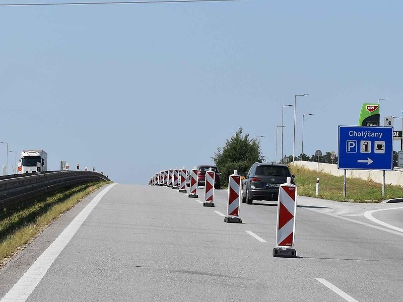 Nad hlavami řidičů se poprvé na D3 objevila v červeném kruhu číslice 150. Nyní se zde u Chotýčan instaluje nové dopravní značení pro zkušební provoz s nejvyšší dovolenou rychlostí 150 km/h. Začátek zkušebního provozu se plánuje na přelomu září a října.