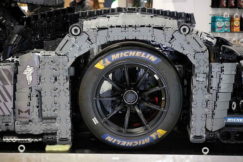 Instalace modelu stavebnice Peugeot Le Mans za účasti designera společnosti Lego.