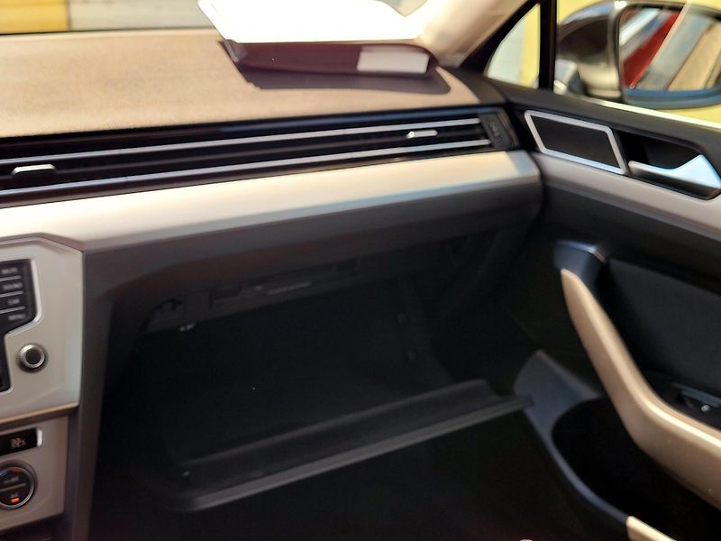 Volkswagen Passat 1,4TSi DSG SERV.KN,CEBIA,ACC - fotka 36 z 52