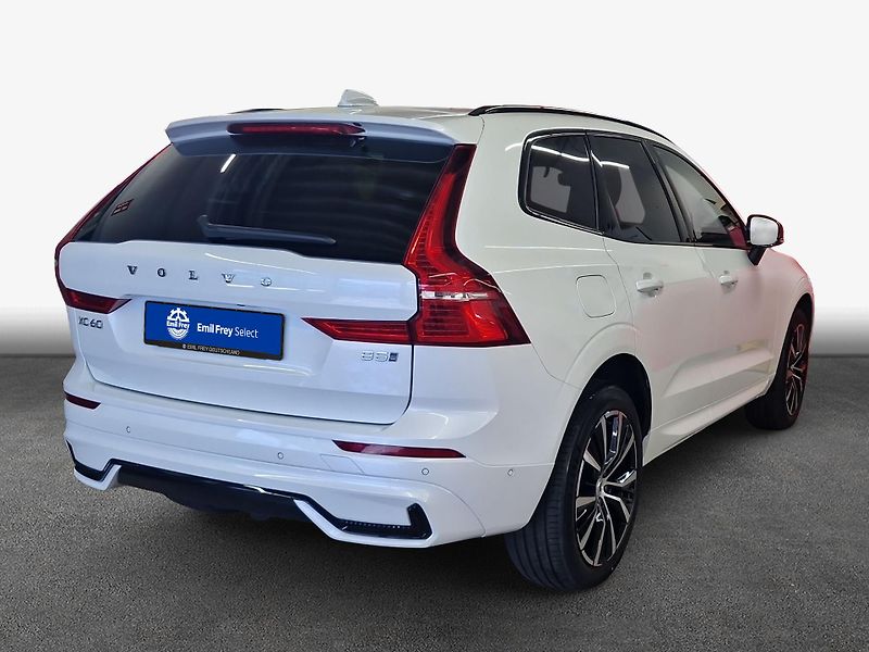 Volvo XC60 B5 AWD Plus Dark - fotka 2 z 15