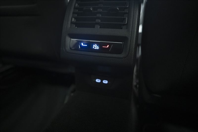 Volkswagen Golf 1,5 TSI KEYLESS KAMERA VÝHŘEV - fotka 16 z 42