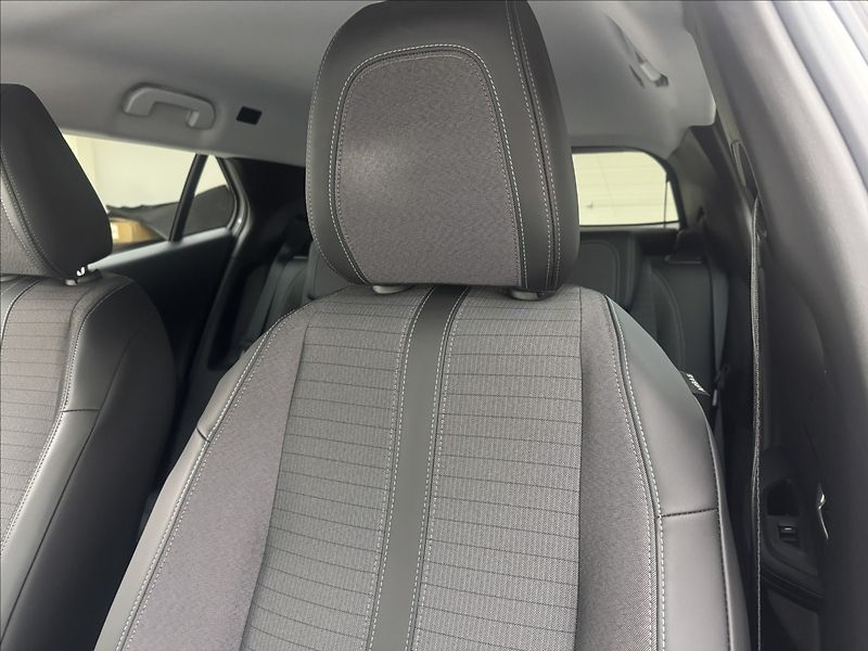Peugeot 2008 1,2 DPH VÝHŘEV ALLURE+ 1MAJ ČR - fotka 32 z 42