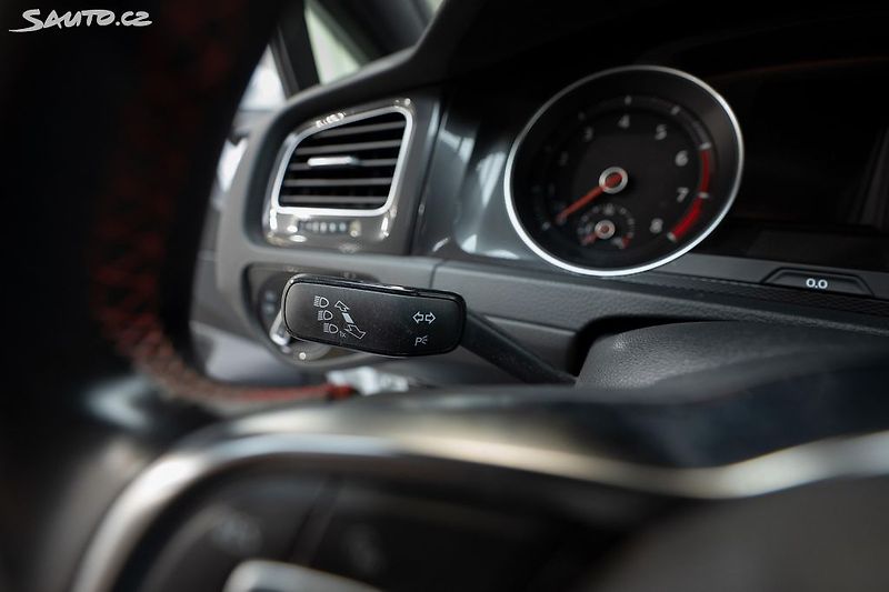 Volkswagen Golf GTI Performance 2.0 169 kW - fotka 15 z 31