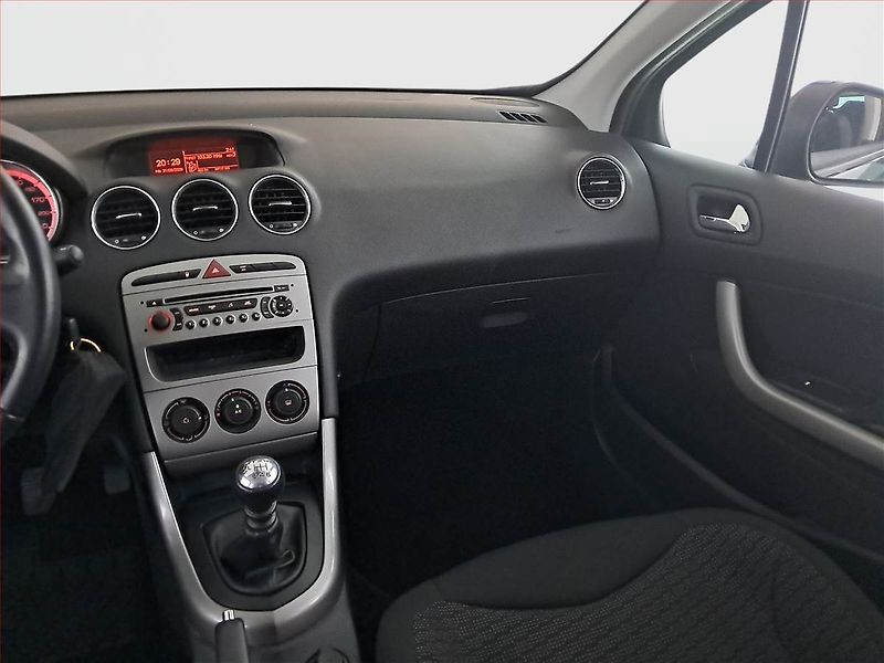 Peugeot 308 (2010) 1.6 HDi, 7 míst, Tažné - fotka 8 z 17