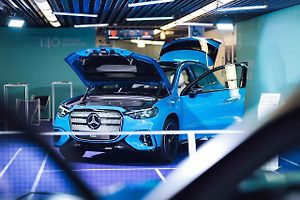 Mercedes-Benz letos odstartoval novou éru jako globální partner ženského tenisu (WTA). Své ambice v tomto sportu nyní potvrzuje i v České republice, kde v rámci ostravského turnaje představuje dvě klíčové novinky: novou generaci modelů GLB a GLC.