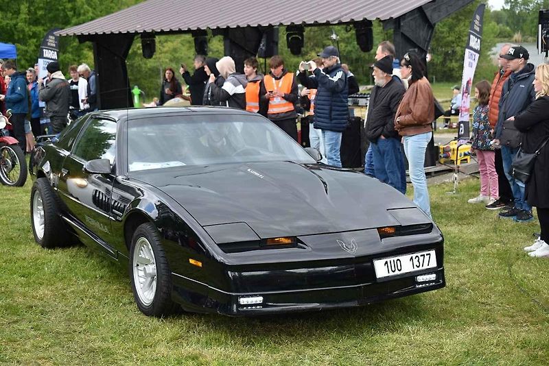 Ve Varnsdorfu se potkali majitelé několika desítek automobilových veteránů.