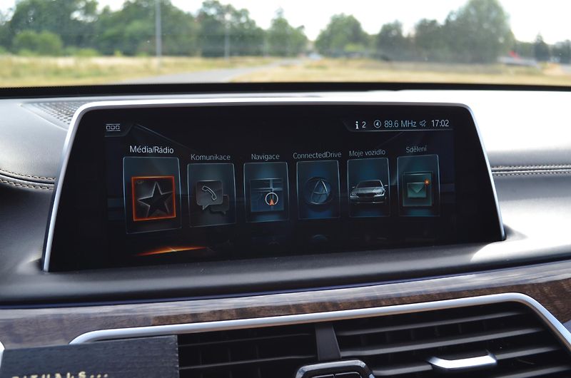 BMW Řada 7 (2017) 760Li ,6.6 /448kW,xDrive,V12 - fotka 12 z 31
