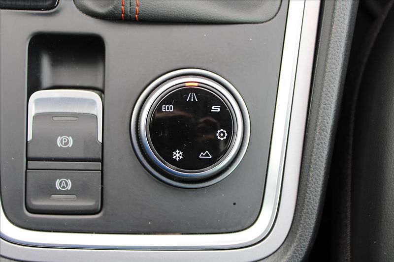 Seat Ateca 2,0 TDI  ČR,1.MAJ,A/T,4x4,FR - fotka 25 z 40