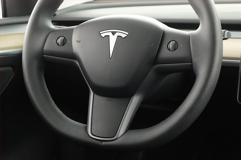 Tesla Model Y (2022) RWD LFP 60kWh, SoH 96% - fotka 8 z 21