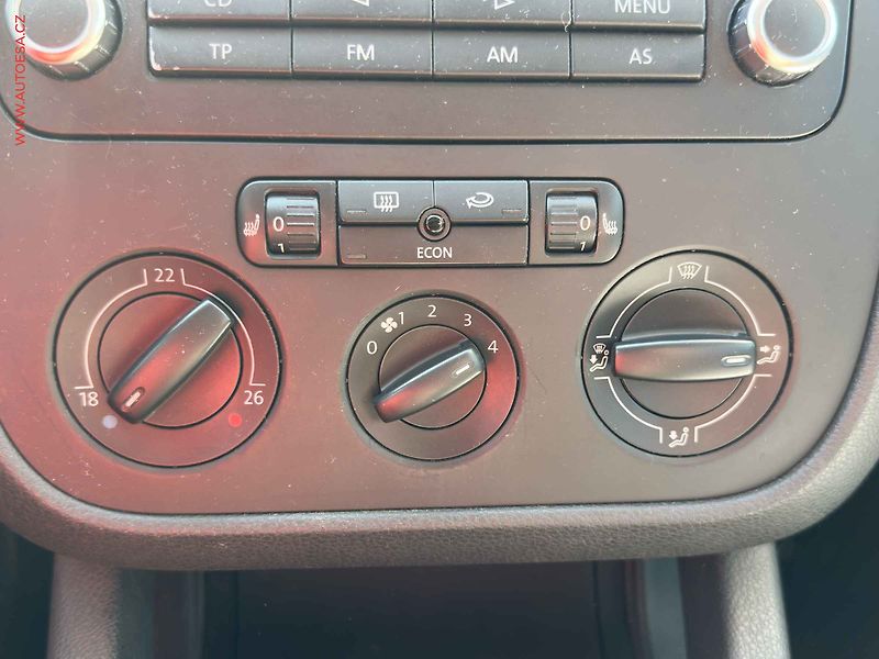 Volkswagen Golf (2005) 1.4i, AC, výhřev sed - fotka 14 z 15