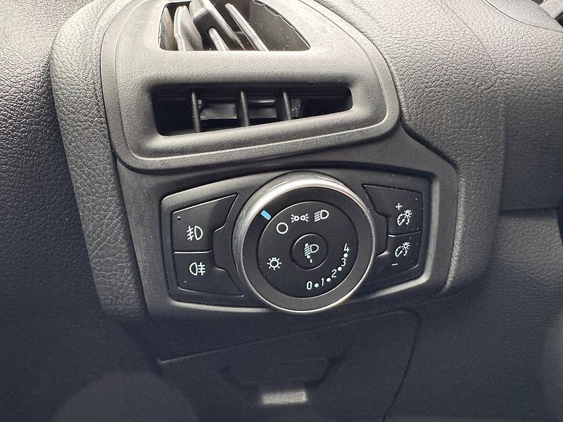 Ford Focus (2018) 1.6Ti-VCT Digi Klima Tempomat - fotka 8 z 46