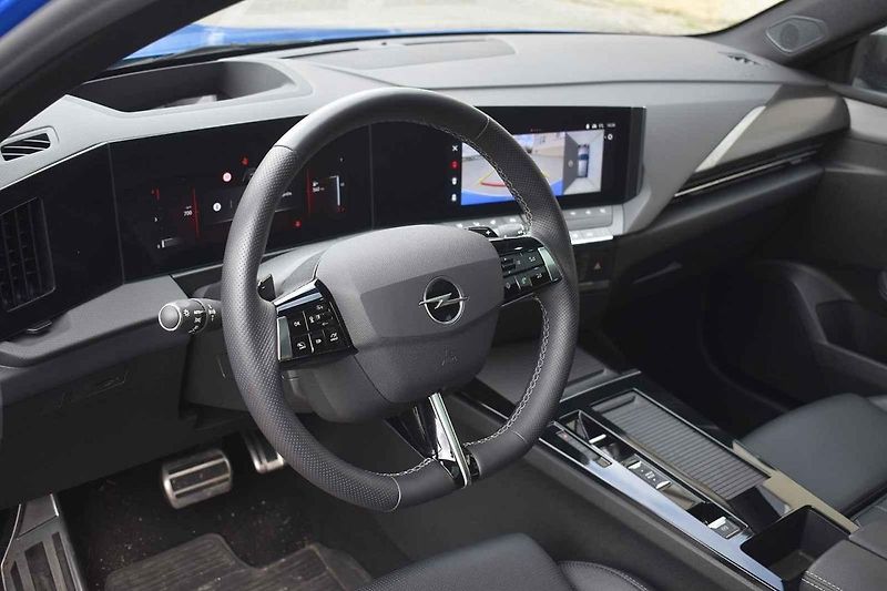 Opel Astra je dobře připraven pro dlouhé přesuny i na horších vozovkách.