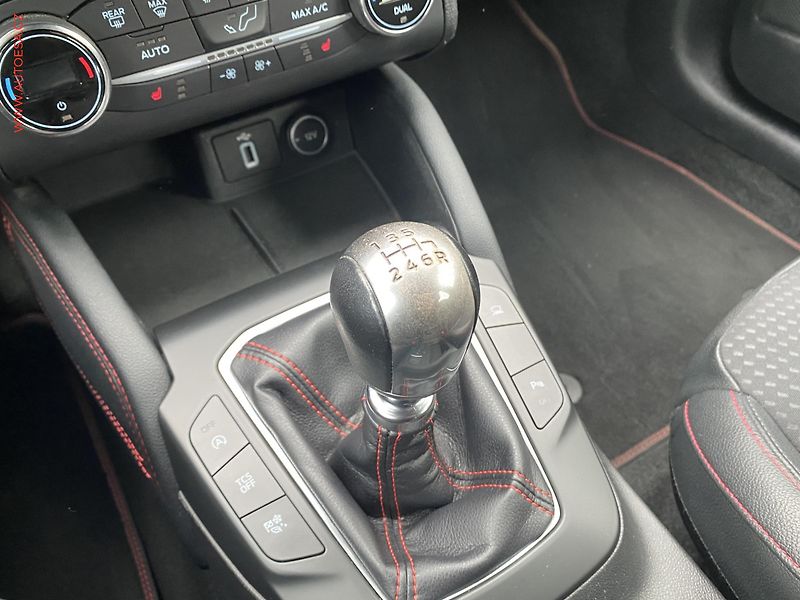 Ford Focus (2019) 1.0 EB, ST-Line, LED, navi - fotka 16 z 19