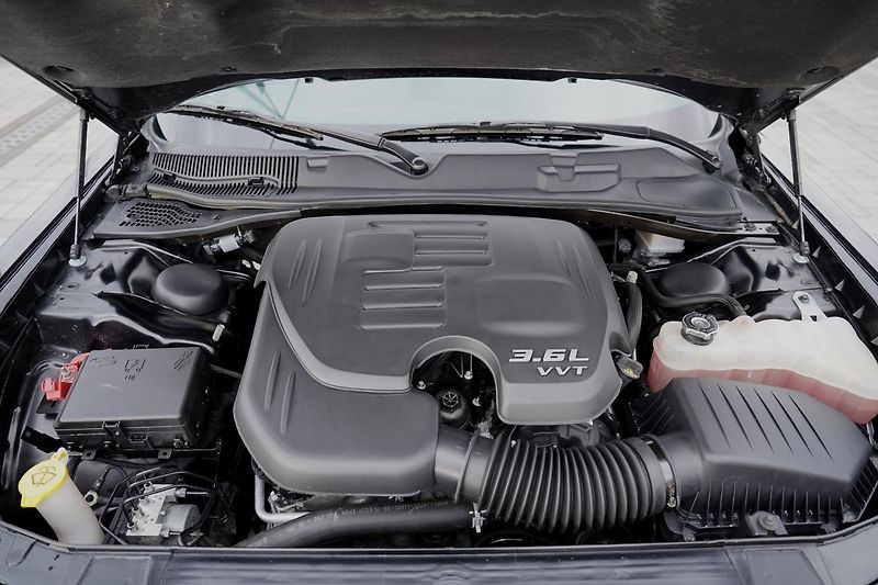 Dodge Challenger 3.6 V6 automat,/kůže/xenony - fotka 11 z 37