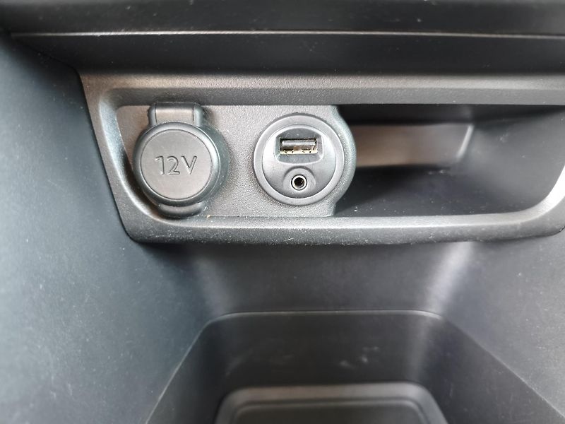 Peugeot 208 (2012) 1,6 eHDI 68Kw - fotka 23 z 33