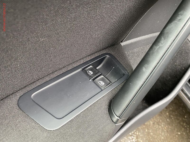Volkswagen Golf (2015) 1.6 TDi, Trendline, navi - fotka 13 z 18