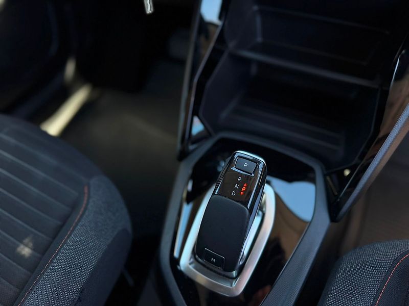 Peugeot 2008 ALLURE 1.2 PureTech 130 EAT8 - fotka 22 z 33