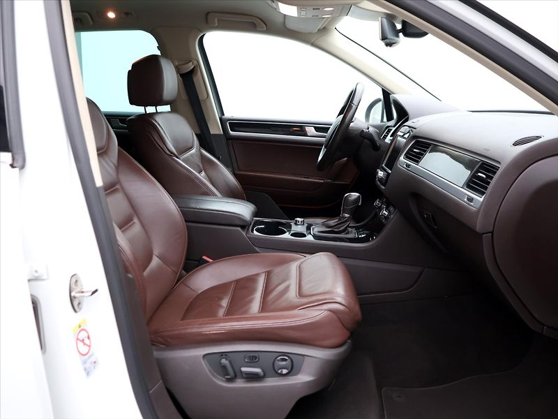 Volkswagen Touareg 3,0 TDI V6 150kW DSG 4M Kůže - fotka 11 z 28