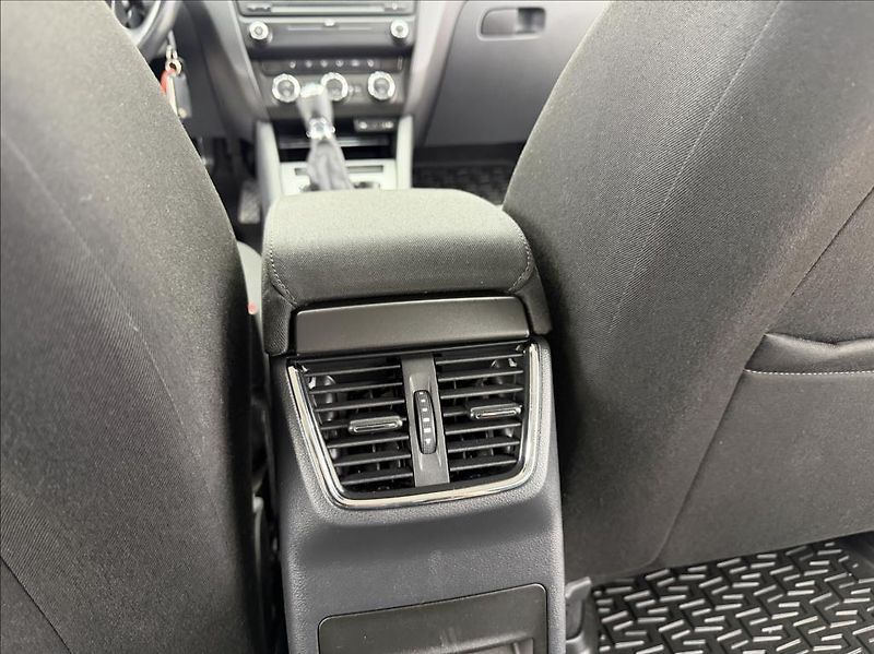 Škoda Octavia 1,6 TDi,digiklima,vyhř.sed,tem - fotka 21 z 25