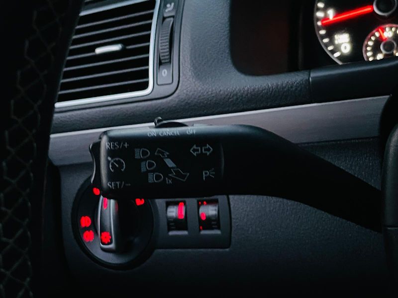 Volkswagen Touran 2.0TDI MANUÁL SENZORY VÝHŘEV - fotka 40 z 45